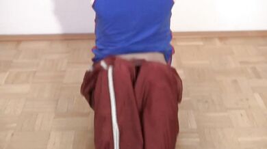 Ragazzo carino legato con nastro bondage