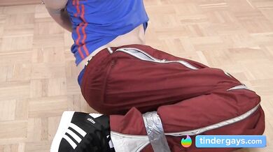 Ragazzo carino legato con nastro bondage