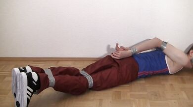 Ragazzo carino legato con nastro bondage