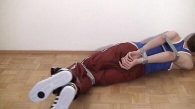 Ragazzo carino legato con nastro bondage