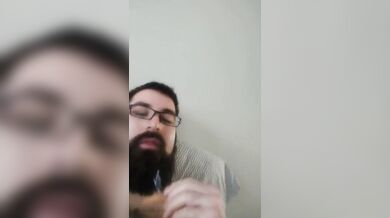 Bel ragazzo barbuto  viene sulla sua barba