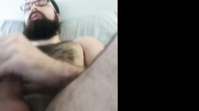 Bel ragazzo barbuto  viene sulla sua barba