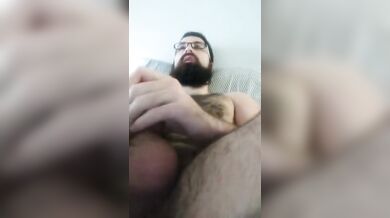 Bel ragazzo barbuto  viene sulla sua barba