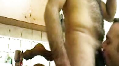 Mi piace succhiargli il cazzo mentre lui è al telefono