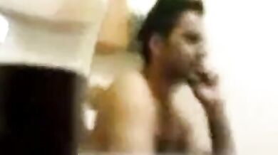 Mi piace succhiargli il cazzo mentre lui è al telefono