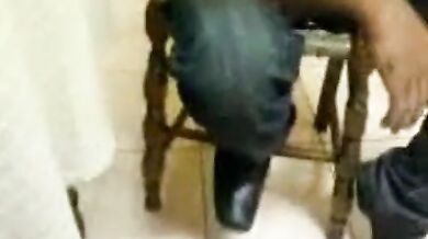 Mi piace succhiargli il cazzo mentre lui è al telefono