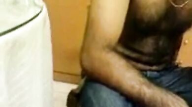 Mi piace succhiargli il cazzo mentre lui è al telefono