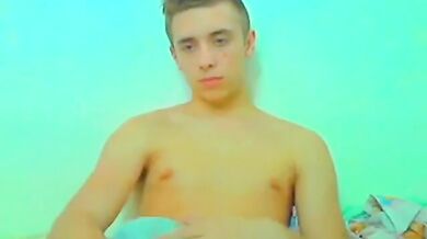 Ragazzo carino si mostra nudo