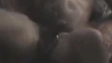 Papà nero accarezza il suo grosso cazzo fino a quando non viene