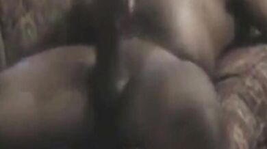 Papà nero accarezza il suo grosso cazzo fino a quando non viene