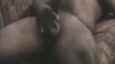 Papà nero accarezza il suo grosso cazzo fino a quando non viene