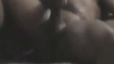 Papà nero accarezza il suo grosso cazzo fino a quando non viene