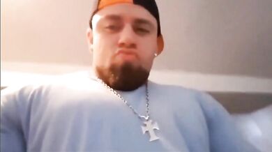 Ragazzone tutto muscoli si sega