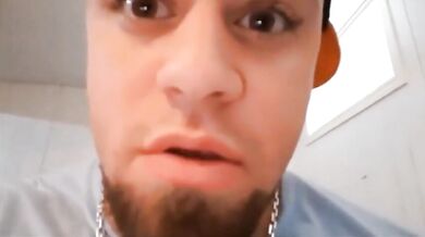 Ragazzone tutto muscoli si sega