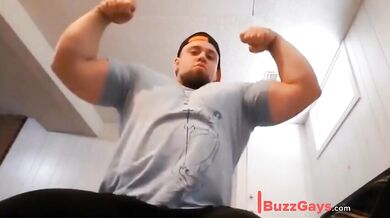 Ragazzone tutto muscoli si sega