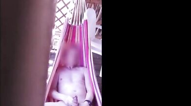 Esibizionista si sega all'aperto e sborra a gogò