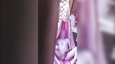 Esibizionista si sega all'aperto e sborra a gogò