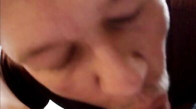 Gli succhio il cazzo con tanta voglia...