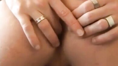 Coppia di ragazzi fa sesso sul divano