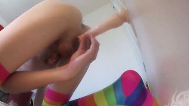 Dildo sul muro mi entra tutto in culo