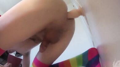 Dildo sul muro mi entra tutto in culo