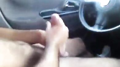 Si sega in auto con un amico e si schizza molto sperma addosso