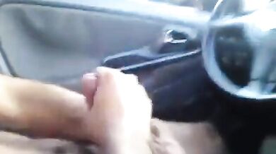 Si sega in auto con un amico e si schizza molto sperma addosso