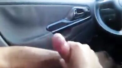 Si sega in auto con un amico e si schizza molto sperma addosso