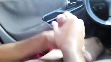 Si sega in auto con un amico e si schizza molto sperma addosso