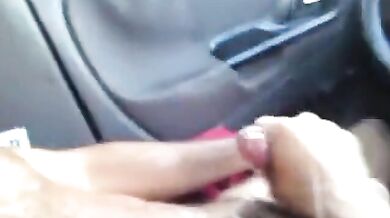 Si sega in auto con un amico e si schizza molto sperma addosso