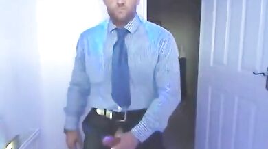 Si fa una sega nel bagno dell'ufficio