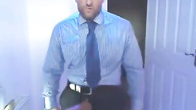 Si fa una sega nel bagno dell'ufficio