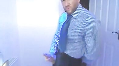 Si fa una sega nel bagno dell'ufficio