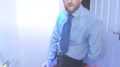 Si fa una sega nel bagno dell'ufficio