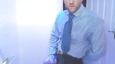 Si fa una sega nel bagno dell'ufficio