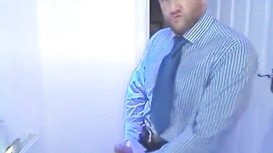 Si fa una sega nel bagno dell'ufficio