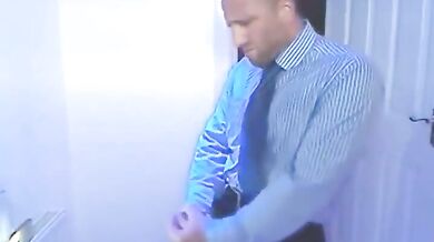 Si fa una sega nel bagno dell'ufficio