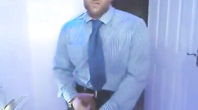 Si fa una sega nel bagno dell'ufficio