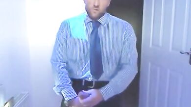 Si fa una sega nel bagno dell'ufficio