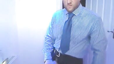 Si fa una sega nel bagno dell'ufficio