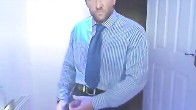 Si fa una sega nel bagno dell'ufficio