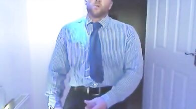 Si fa una sega nel bagno dell'ufficio