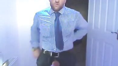 Si fa una sega nel bagno dell'ufficio