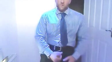 Si fa una sega nel bagno dell'ufficio