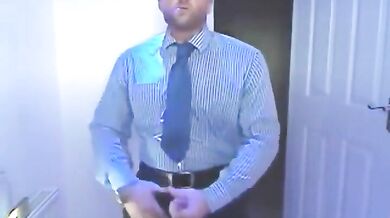 Si fa una sega nel bagno dell'ufficio