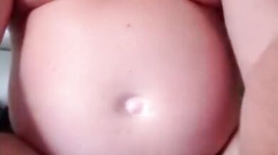 Ciccione si masturba il grosso cazzo