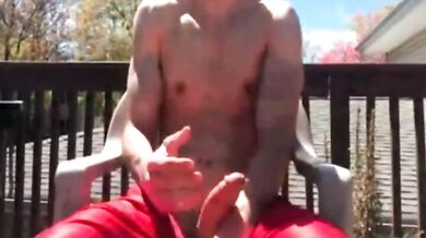 Ragazzo beccato mentre si masturba sul balcone