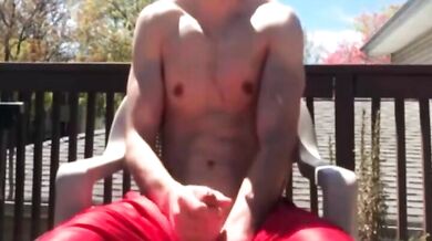 Ragazzo beccato mentre si masturba sul balcone