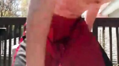 Ragazzo beccato mentre si masturba sul balcone