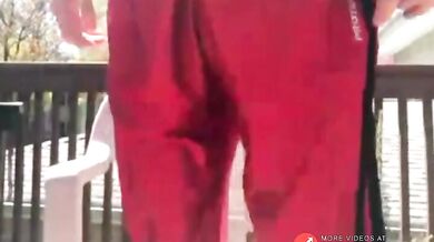 Ragazzo beccato mentre si masturba sul balcone